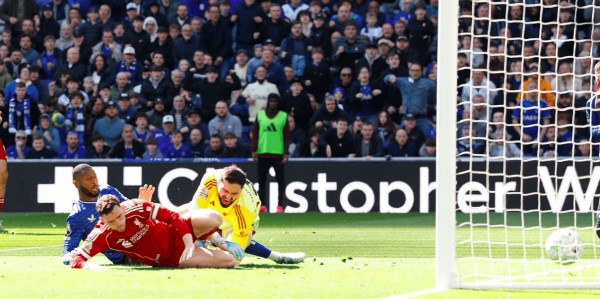 英超德比2-1：两人重伤+火爆冲突+100分钟绝杀 10.2亿豪门坐稳前5