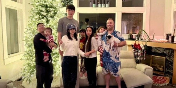 杨瀚森与女友一起在当地华人家中过感恩节