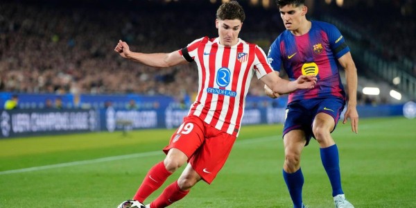 曼城的痛:阿尔瓦雷斯飙无敌任意球世界波,轰开巴萨大门,现场视角,太丝滑了